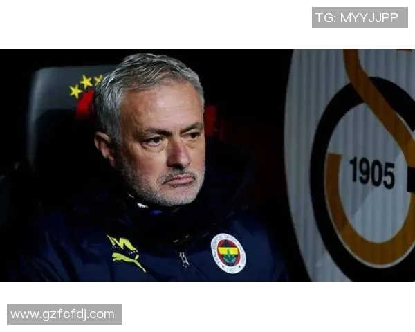 知名足球明星因争议言论公开道歉引发广泛关注与讨论