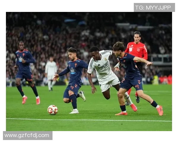 立领风潮下的足球明星们：他们的时尚选择与场上表现的完美结合